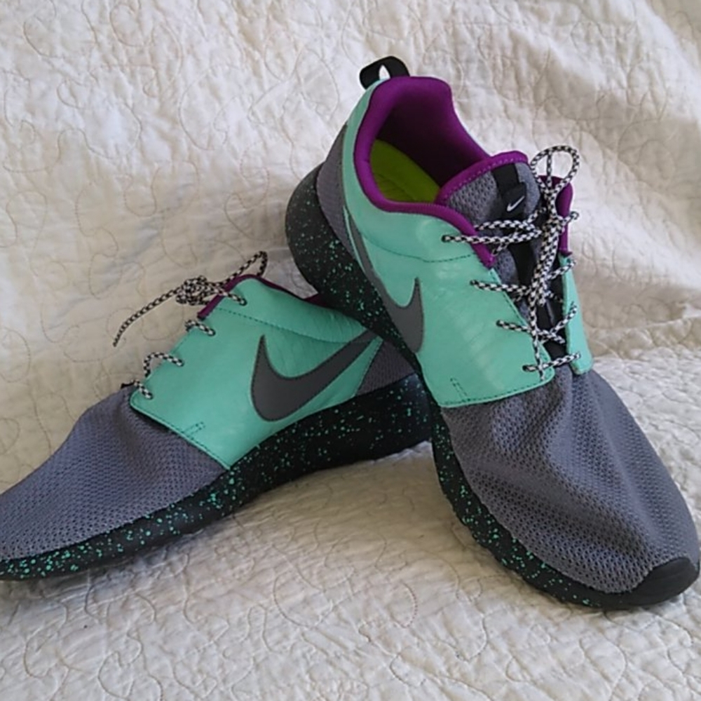 EUC NIKE iD roshe run 616837 - 993